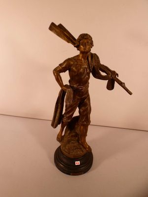statue en bronze représentant un homme muni d'un pistolet et d'un fusil