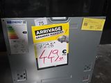 une machine sur laquelle est collé un autocollant sur le côté