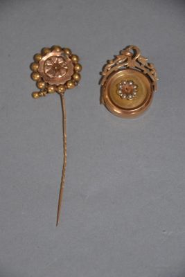une paire de boutons dorés et un bâton orné d'une fleur