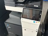 de nombreuses imprimantes et scanners de toutes sortes posés par terre