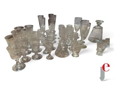 un grand nombre de vases en verre posés sur une table
