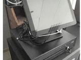un écran d'ordinateur posé sur un bureau noir