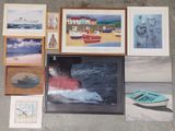 de nombreuses photos encadrées de bateaux, ainsi que des bateaux posés par terre