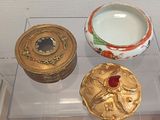 une vitrine en verre contenant trois objets différents
