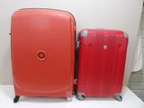 deux bagages posés l'un à côté de l'autre sur une table