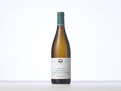 une bouteille de vin blanc posée sur une table