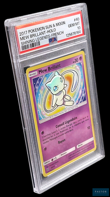 un gros plan d'une carte Pokémon dans un étui en plastique transparent