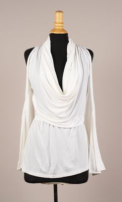 une photo d'un haut blanc sur un mannequin