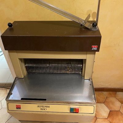 une machine posée sur le sol de la pièce