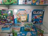 il y a beaucoup de jouets et de jeux exposés dans le magasin
