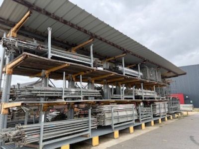 un grand rack de tubes en acier devant un bâtiment