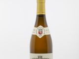 la bouteille de vin est posée sur une surface blanche