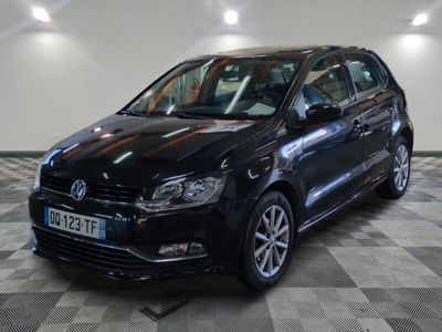 La Volkswagen Polo noire est garée dans une grande pièce.