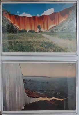 deux tableaux accrochés au mur d'un immeuble