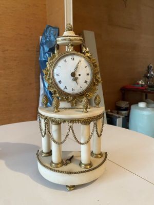 Une pendulette à colonnes en marbre - Photo 1