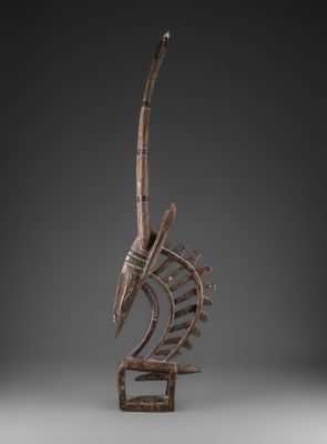 une sculpture en bronze représentant un oiseau, posée sur un socle