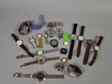 un grand nombre de montres posées sur une table