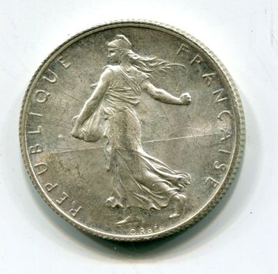 une vieille pièce de monnaie sur laquelle figure une femme marchant sur un fond blanc