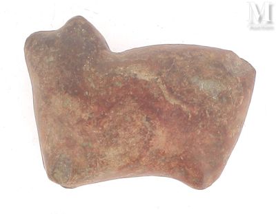 un objet marron posé sur une surface blanche, avec un fond blanc