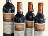quatre bouteilles de vin sont alignées
