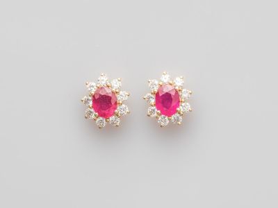 une paire de boucles d'oreilles en saphir rose et diamant