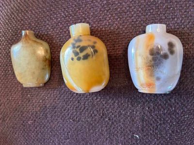 trois bouteilles posées les unes à côté des autres sur une table
