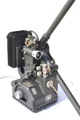 une petite machine posée sur une table