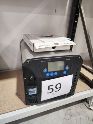 une horloge posée sur une étagère dans une pièce