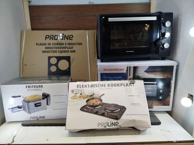 une boîte de nourriture posée sur un plan de travail à côté d'un micro-ondes