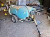 une photo d'une machine à laquelle est raccordé un tuyau, dans un garage