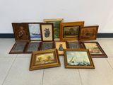 beaucoup d'œuvres d'art, encadrées ou non, posées par terre