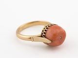 une image représentant une bague en or sertie d'un corail
