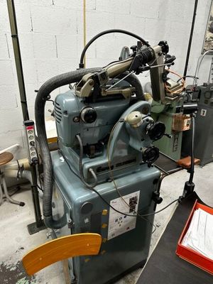 une machine posée sur une table dans une pièce