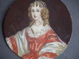 tableau représentant une femme vêtue d'une robe rouge et blanche et portant un collier de perles