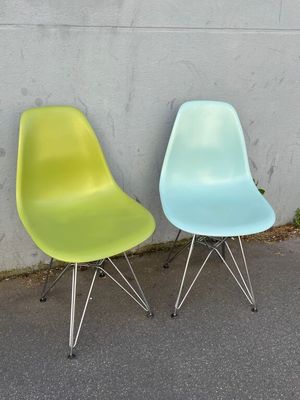 deux chaises placées l'une à côté de l'autre dans la rue