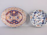 deux assiettes ornées de motifs, posées sur une surface blanche