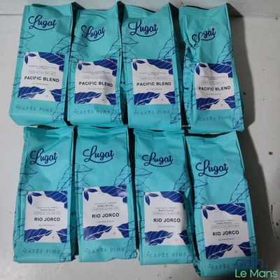 un lot de six paquets de café posés sur une table