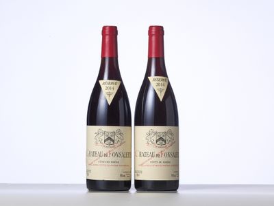 deux bouteilles de vin rouge posées sur une table