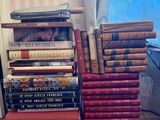 de nombreux livres empilés sur le sol