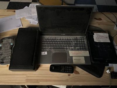 un ordinateur portable posé sur un bureau en bois