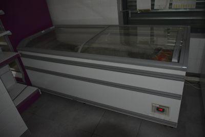 une photo d'un réfrigérateur dans un magasin