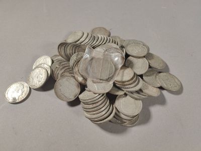 un tas de pièces d'argent surmonté d'une boule de cristal