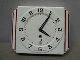 une horloge blanche avec des chiffres noirs, posée sur une table