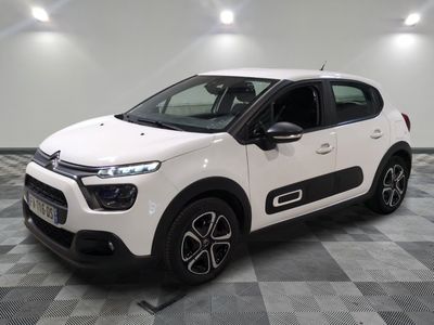 la citrole blanche est garee sur un carrelage en damier