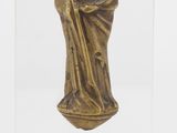 une image représentant une statue d'une femme tenant un bébé dans ses bras