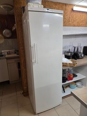 une photo d'une cuisine avec un réfrigérateur à l'intérieur