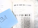 une feuille de papier posée sur un livre ouvert