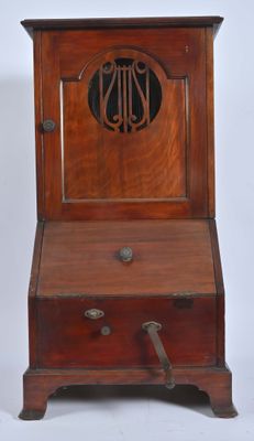 un petit bureau en bois sur lequel est posée une horloge