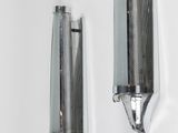 une paire d'appliques en chrome et en verre fixées à un mur blanc