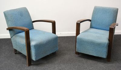 deux chaises bleues placées l'une à côté de l'autre dans une pièce
